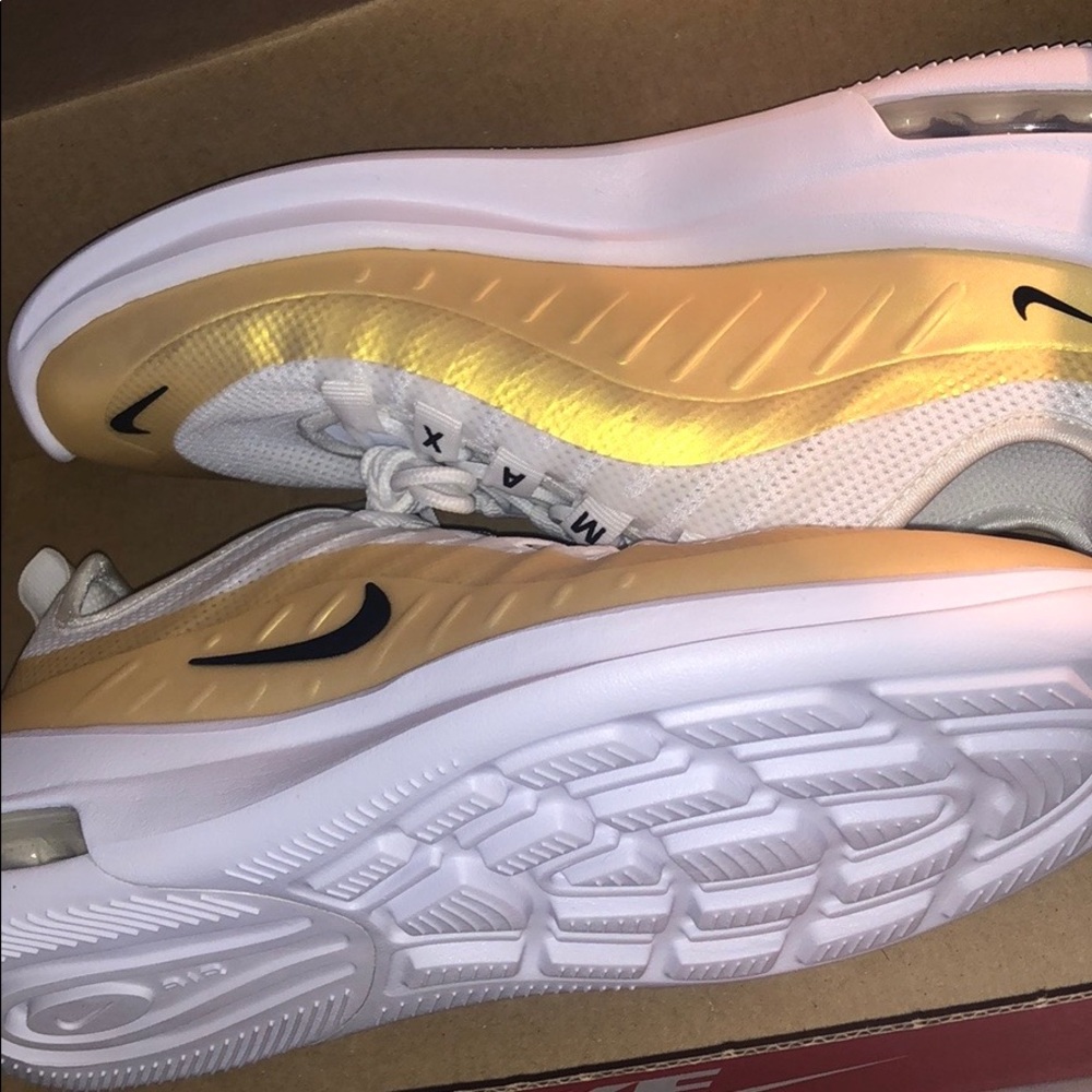 Nike Air Max Axis - Colour: White & Gold